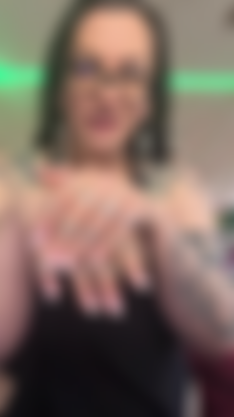 J'adore les gros seins et les ongles