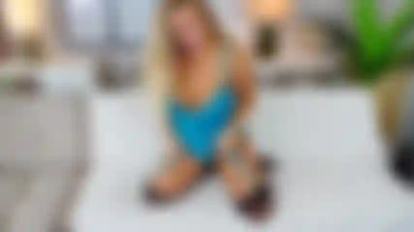 Une bande de lingerie bleue et une chatte jouent sur un canapé.