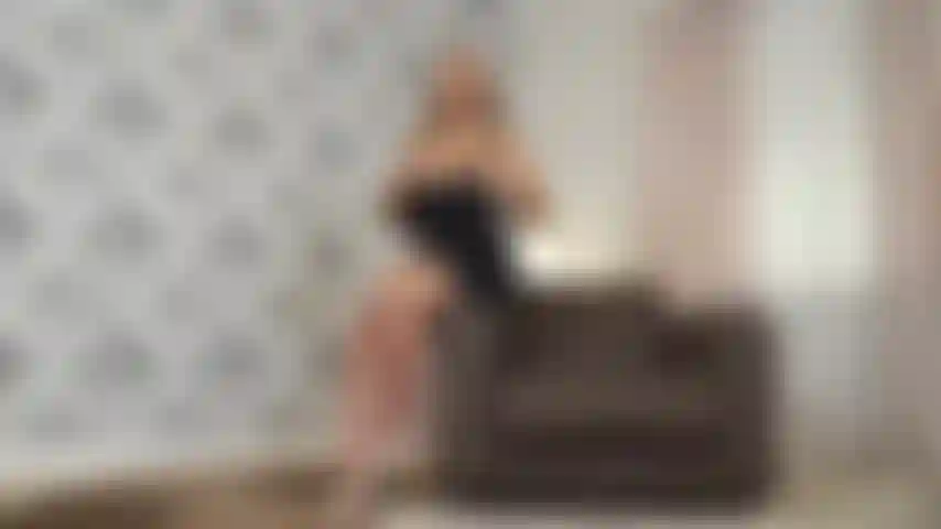 Robe noire strip joi jeu de chatte