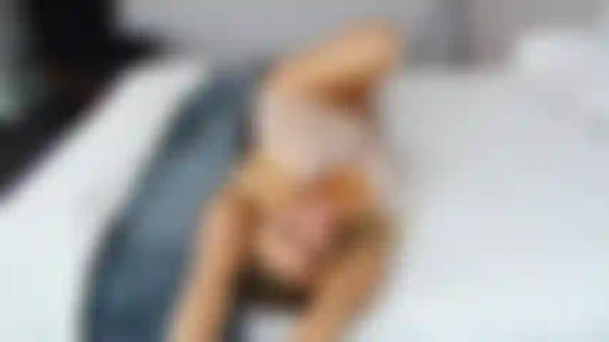 Une bande de poupée et un jeu de jouets sur le lit.