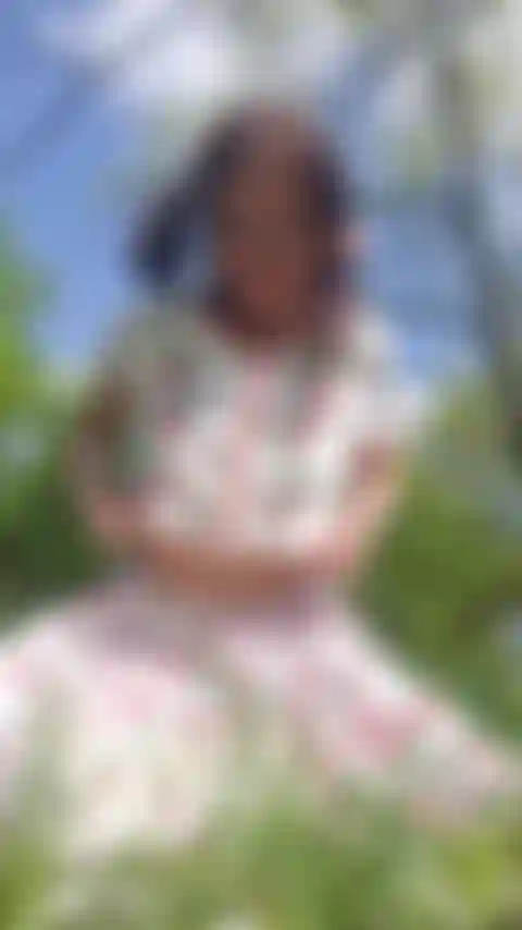 Une mauvaise fille et une forêt.