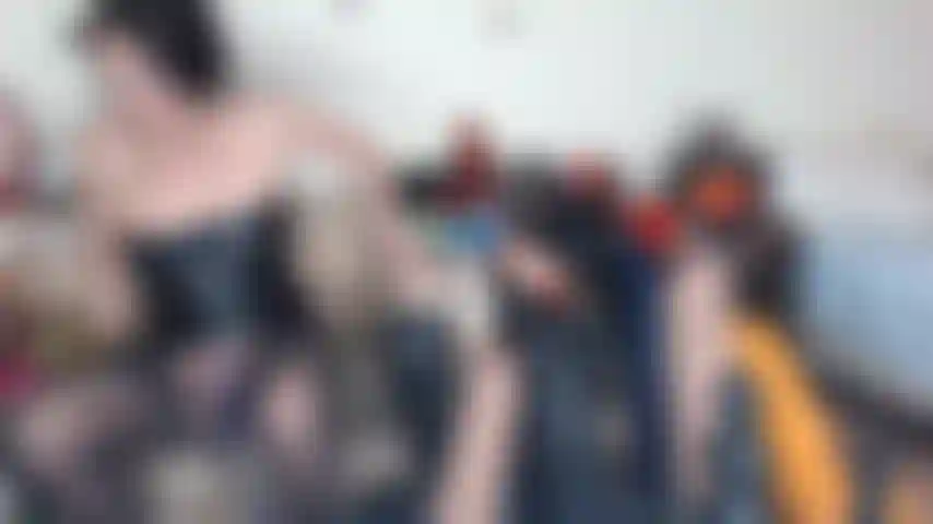 Juste une petite salope folle.