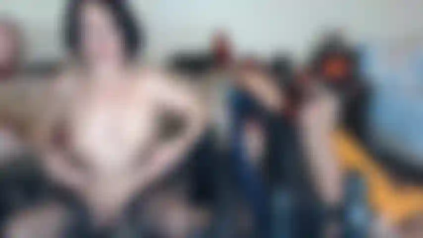 Je jouis fort comme une petite chienne.