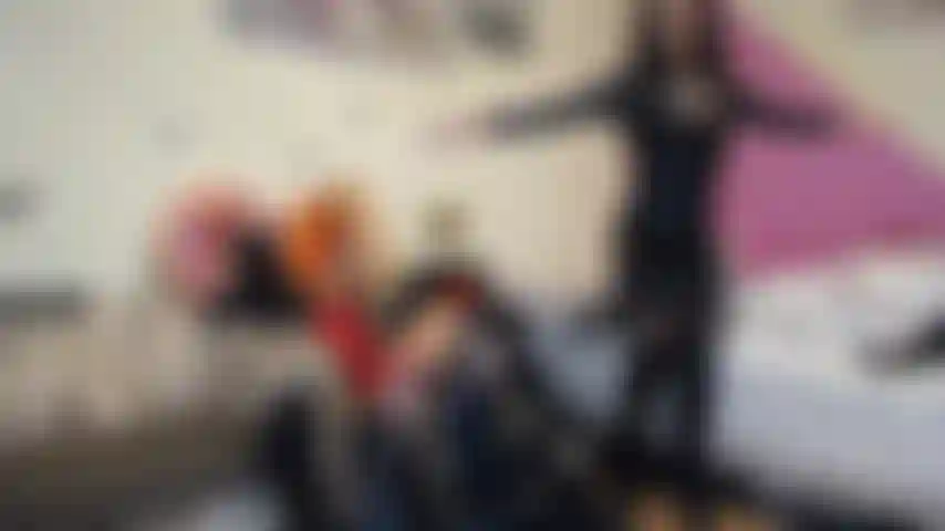 Du latex et des bottes.