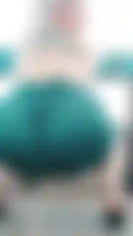 Robe moulante sur gros cul rebondissant.