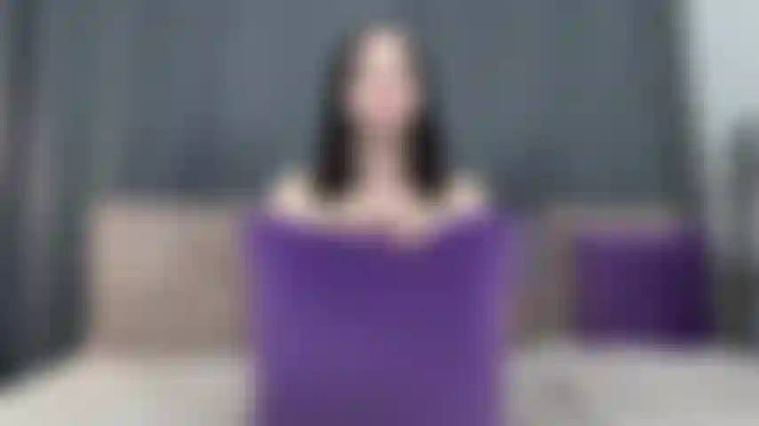 Une petite amie qui baise un oreiller.