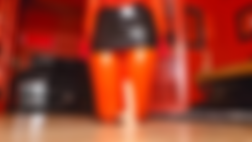 Une poupée en latex rouge, je lui baise la gorge et le cul.