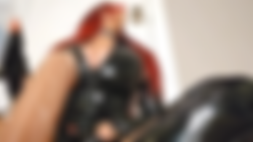 Salope en latex baise 2 godes style dp.