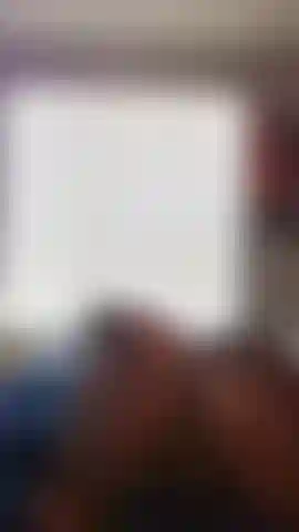 Regarde-moi mettre mon jouet dans mon gros trou du cul.