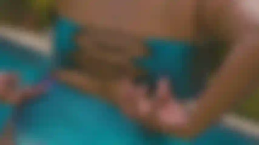 Je joue avec mes seins dans la piscine.