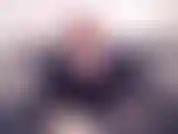 Regarde comme je baise ma chatte de près dans une petite robe noire moulante.