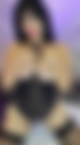 Je masse et j'applique de l'huile sur mes seins.