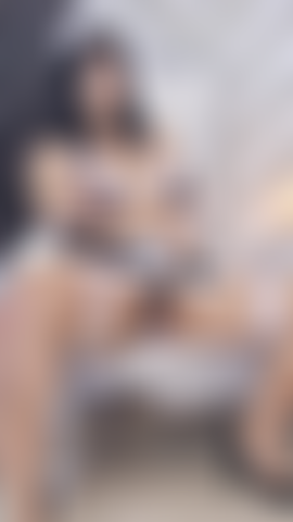 Je baise la chatte d'une femme de ménage milf excitée.