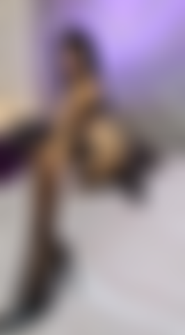 Je caresse mes belles jambes et mes fesses.