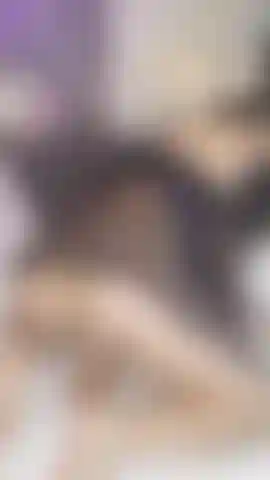 Une milf excitée qui chevauche un gode.