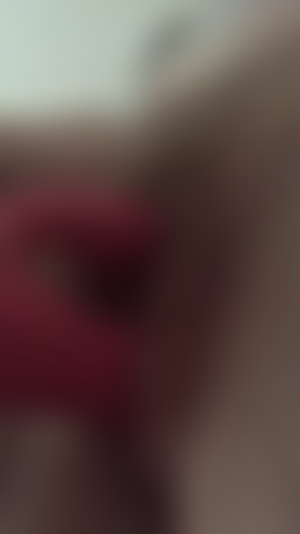 Je joue avec un vibromasseur à chatte poilue.