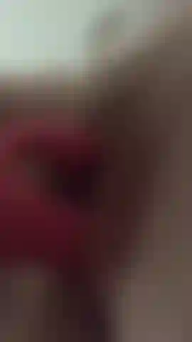 Je joue avec un vibromasseur à chatte poilue.