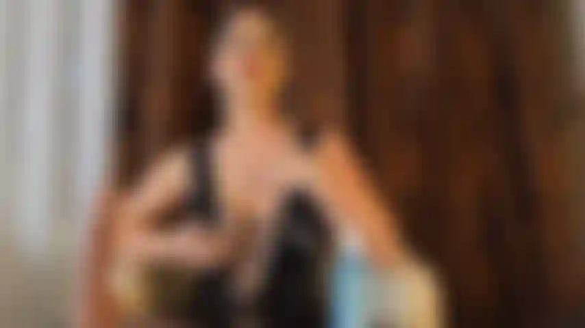 Des seins refaits et des seins huilés.