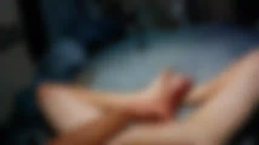 Je caresse une grosse bite.