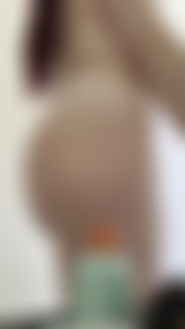 Je la fais bouger sous la douche - la chatte dehors.