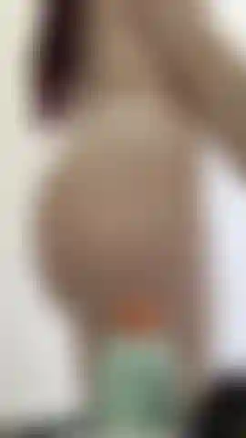 Je la fais bouger sous la douche - la chatte dehors.