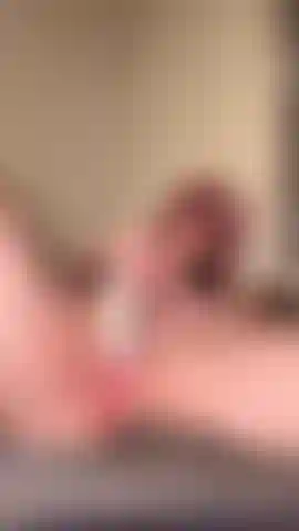 Je joue avec mon vibromasseur sur ma chatte fraîchement épilée.