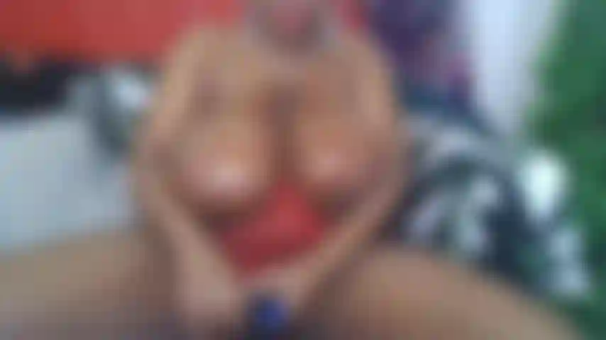 Des seins huileux ébène baise dans la forêt, des orgasmes multiples, les yeux se révulsent.