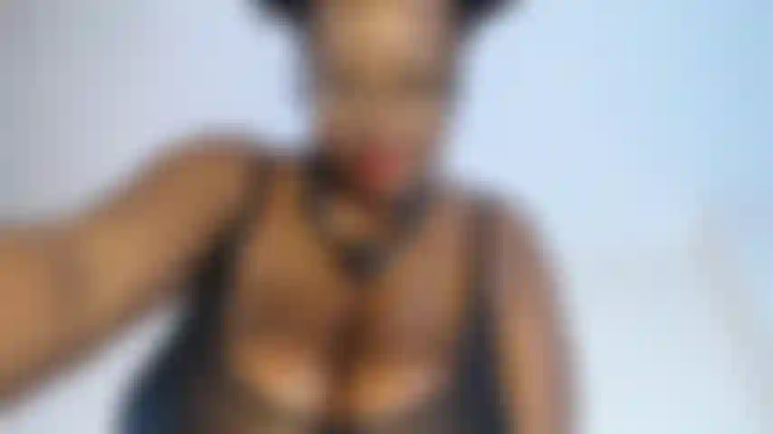 Empilant et faisant rebondir des seins monstres durs.