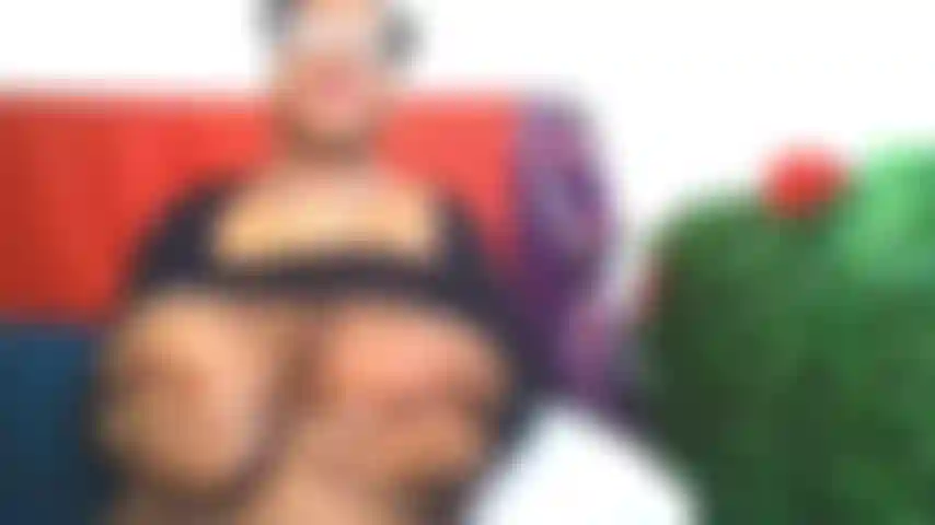 Une jolie fille noire gags et suce profondément sur ta