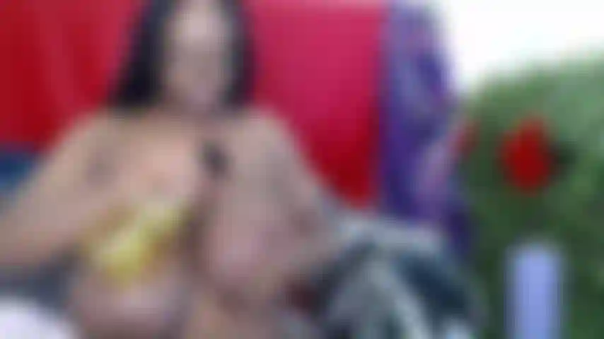 Baise ces seins noirs gras.