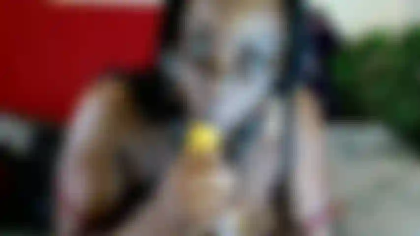 Banana tit fuck et suck-food play étouffés dans des bananes molles.