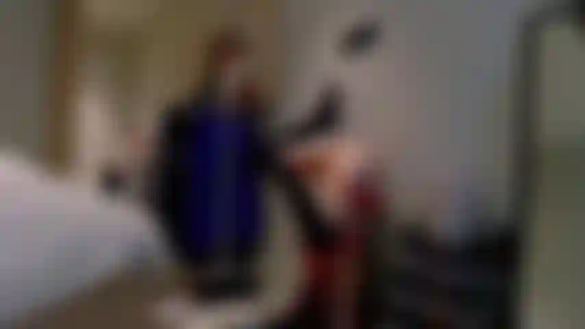 Une fille yogi en lingerie.