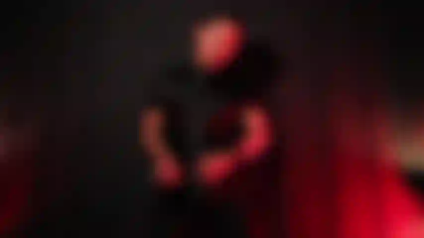 Je me branle en combinaison de cuir.