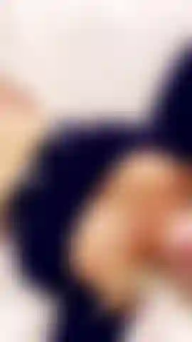 Décontractée sur mon lit, bien ajustée et soignée...