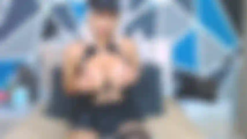 Taquine avec mes gros seins.