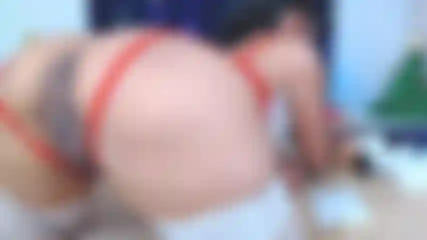 Totalement nue je vous montre mes trous.