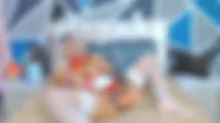 Une salope infirmière qui joue fort avec la chatte.