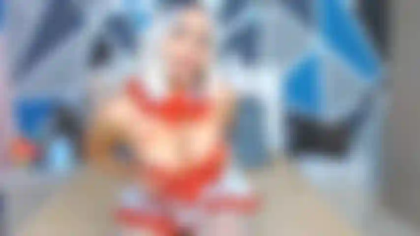 Une infirmière sexy joue comme une chienne.