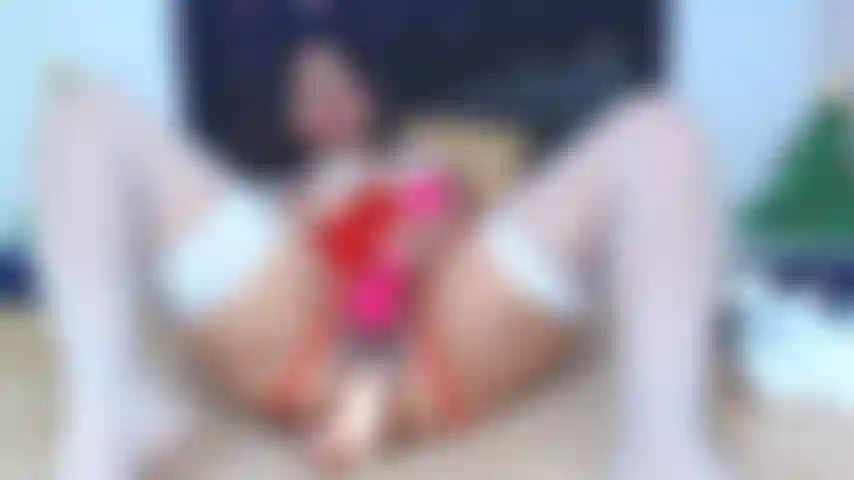 Un jouet anal et je frotte le clitoris avec domi.