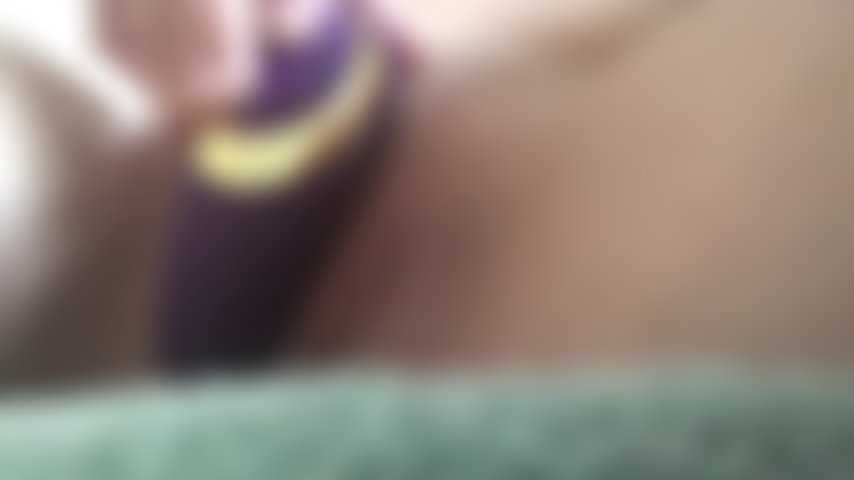 Un gode dans ma chatte serrée.