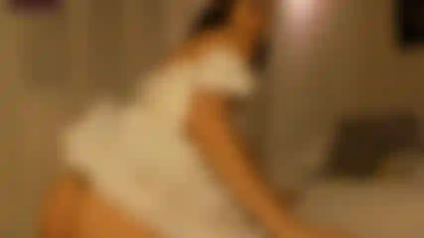 Je fais rebondir mon énorme cul.