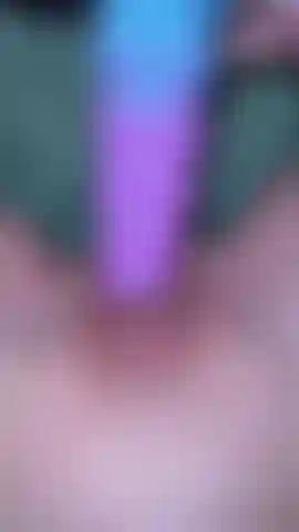 Je baise ma grosse créature monstrueuse, ma bite de licorne, en gémissant.