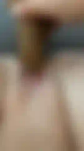 30 Quelques secondes de ma douce chatte humide avec un gode (gémissements).