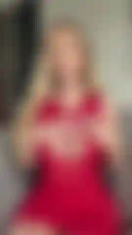 Robe rouge taquine et joi.