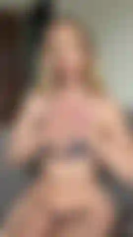 Je me déshabille et je secoue mes fesses.