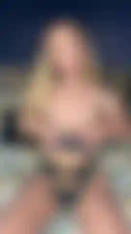 Masturbation avec un gode en verre.