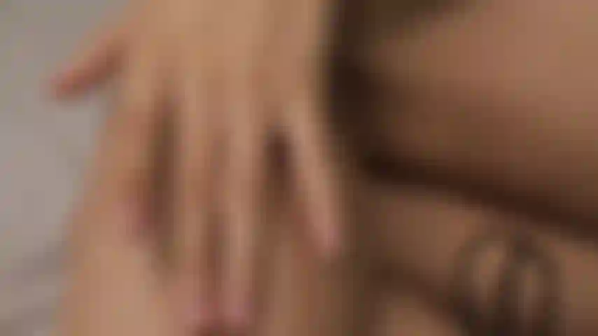 Coquine et aimante sont quelques mots que j'utilise pour me décrire.