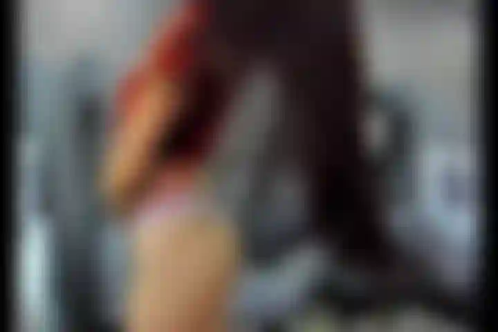 Me brossant les cheveux longs.