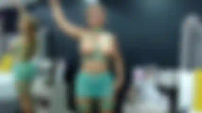 Une routine d'exercice sexy et nue.