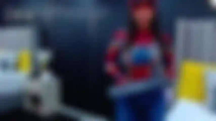 Une femme araignée.